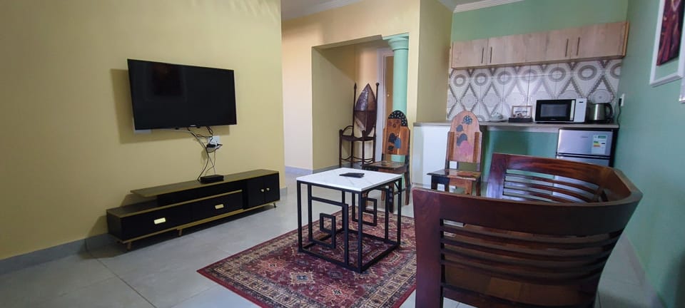 Superior Studio Suite, Courtyard View | Living area | 42-inch flat-screen TV with cable channels