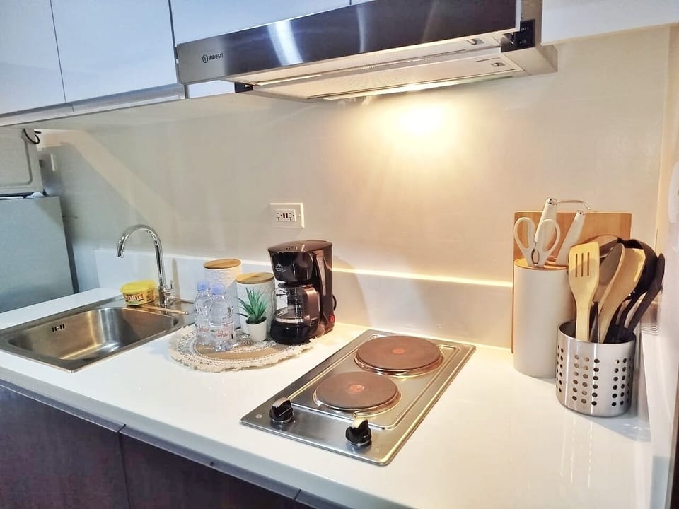 Comfort Condo, Kitchen, City View | Private kitchen | Full-size fridge, microwave, stovetop, electric kettle