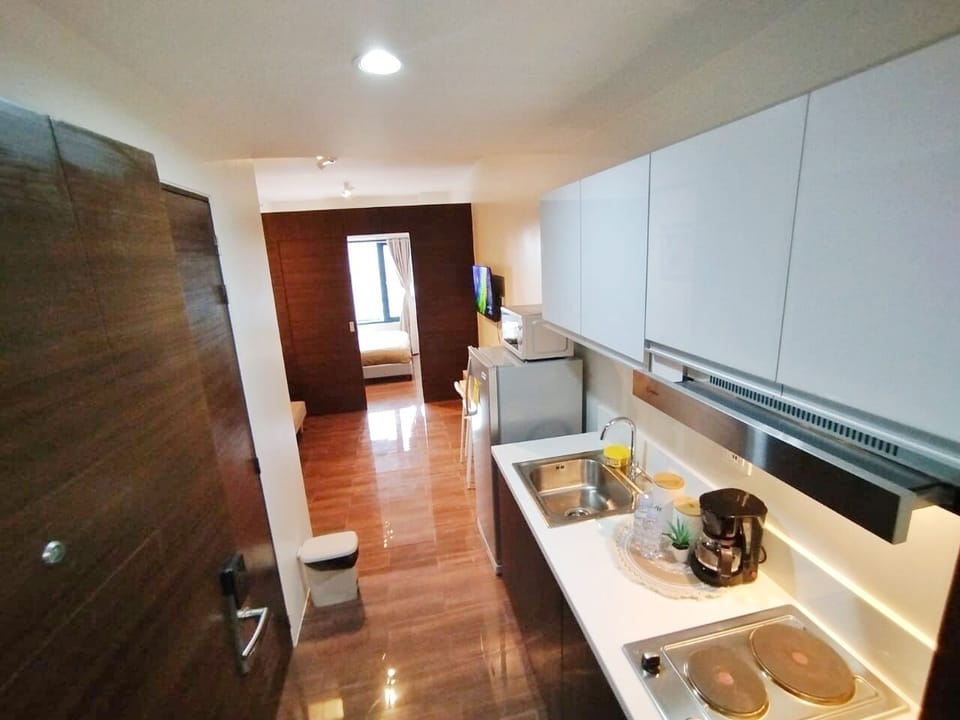 Comfort Condo, Kitchen, City View | Private kitchen | Full-size fridge, microwave, stovetop, electric kettle