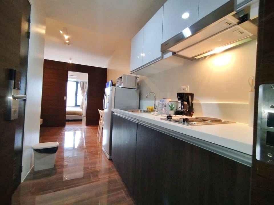Comfort Condo, Kitchen, City View | Private kitchen | Full-size fridge, microwave, stovetop, electric kettle