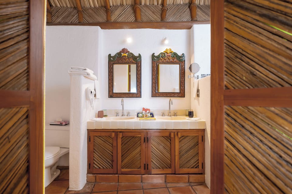 Elite Room, Bay View | Bathroom | Hair dryer, towels, soap, shampoo