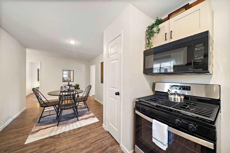 Dining Room: Modern vibes meet delicious meals in this inviting space for unforgettable gatherings.