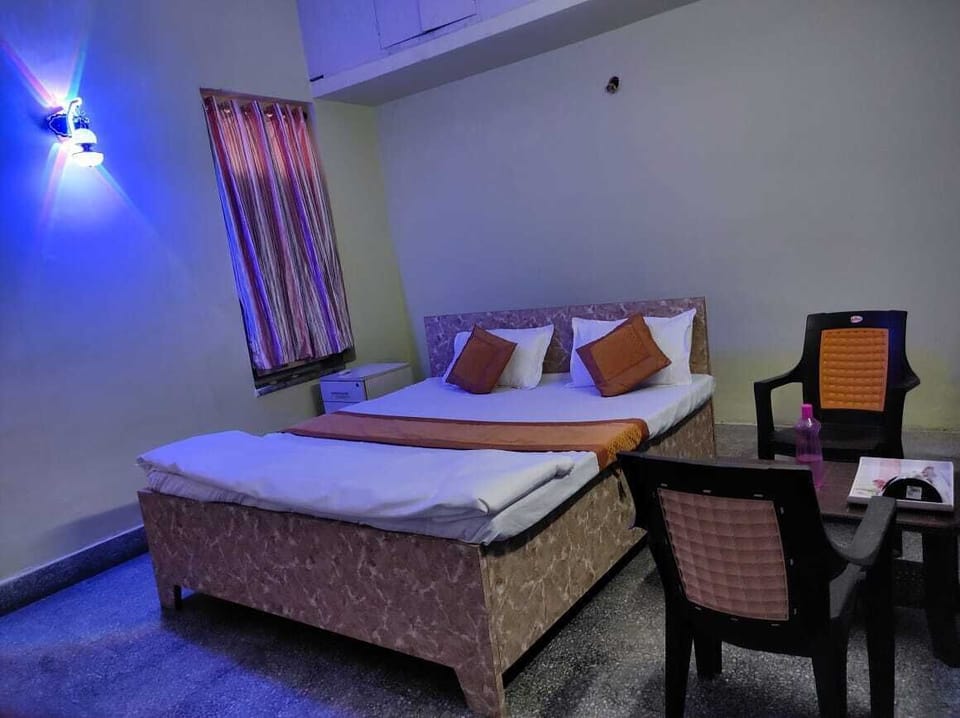 WiFi (free), bed sheets