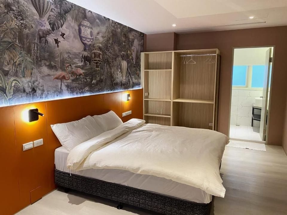 Design Double Room | Hypo-allergenic bedding, desk, laptop workspace, soundproofing