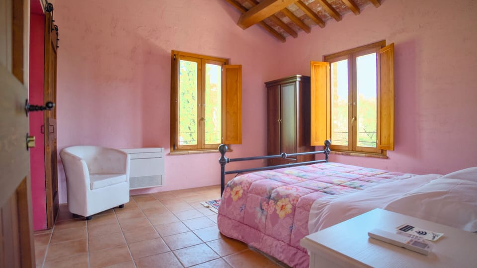 Camera Rosa | Free cribs/infant beds, free WiFi, bed sheets