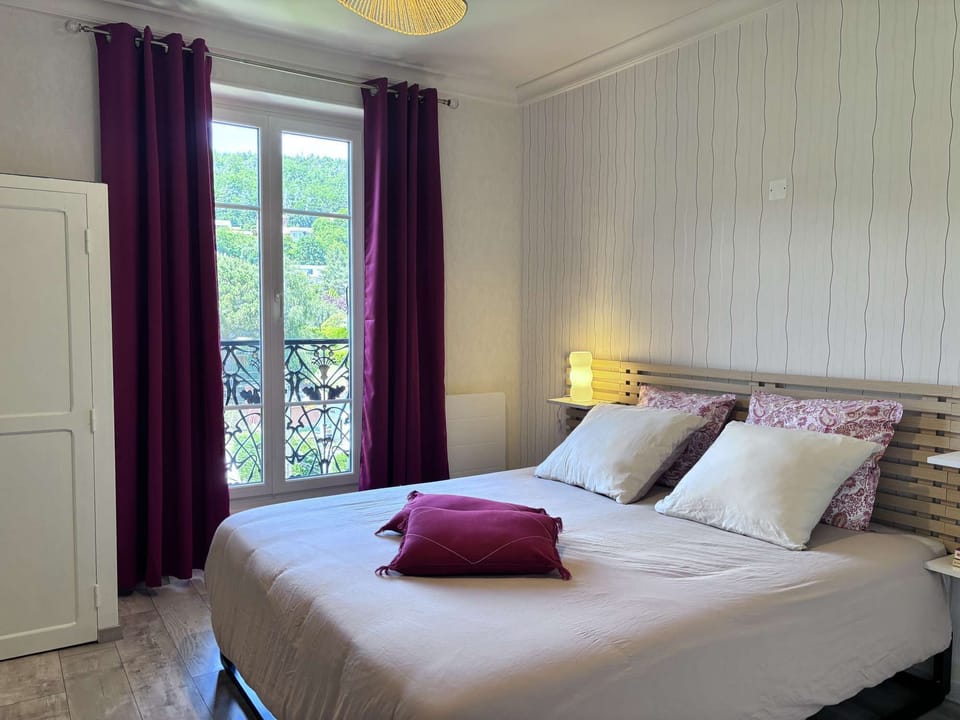 bedroom with queen-size bed (160 x 200 cm²)