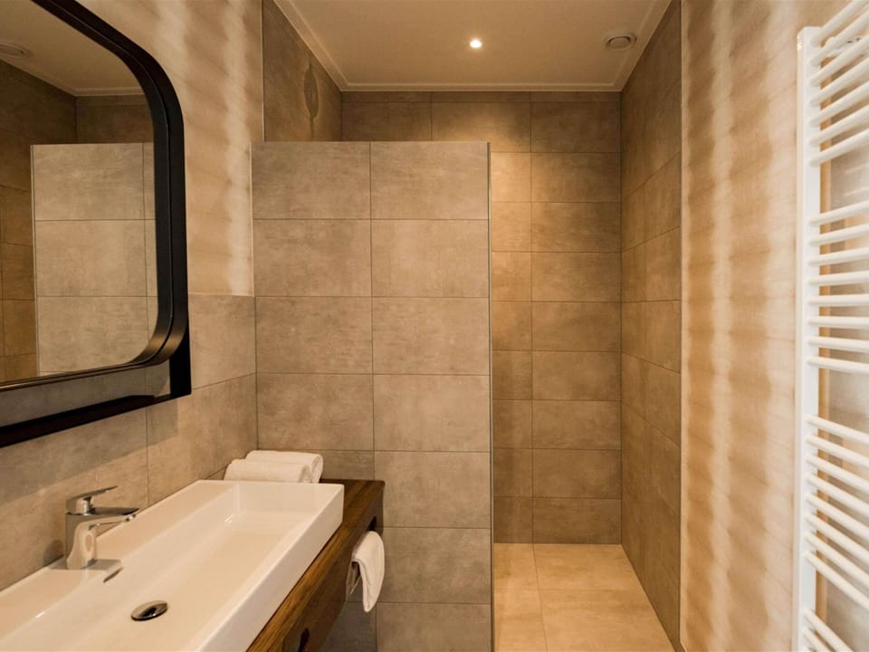 Suite, 1 King Bed (Garden) | Soundproofing, free WiFi
