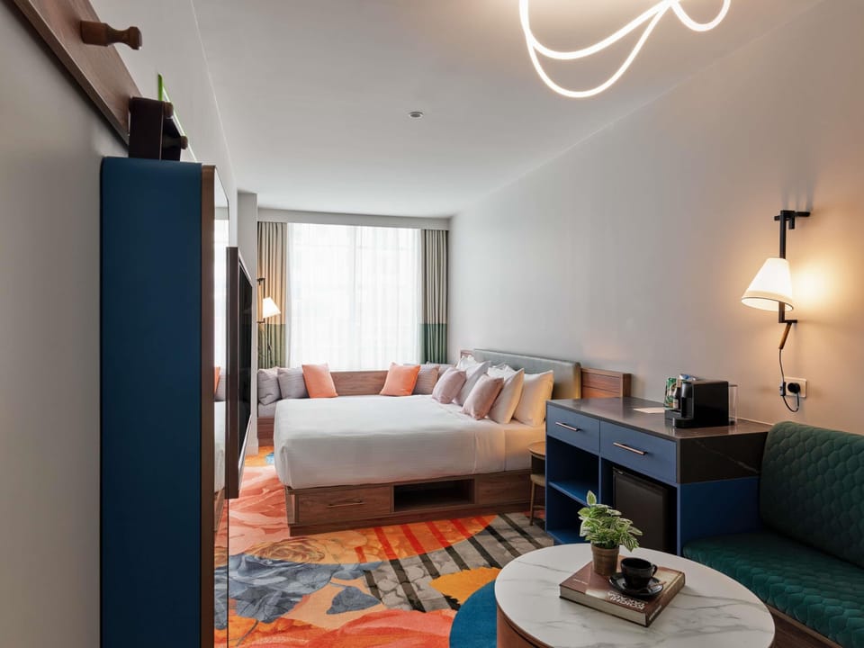 Deluxe Room, 1 King Bed, Non Smoking, Air conditioning | Minibar, in-room safe, iron/ironing board, free WiFi