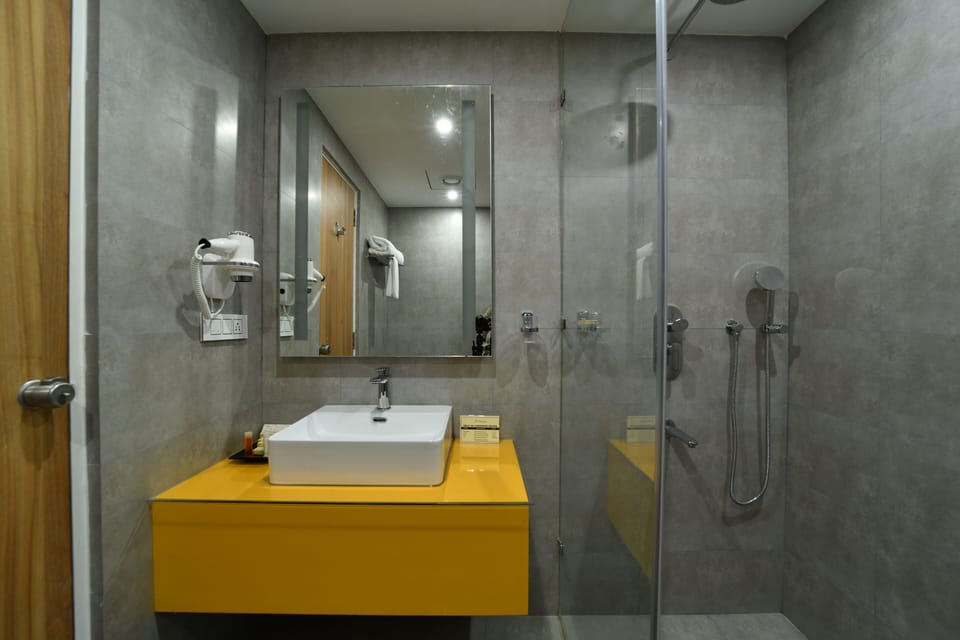 Comfort Room | Desk, soundproofing, iron/ironing board, free WiFi
