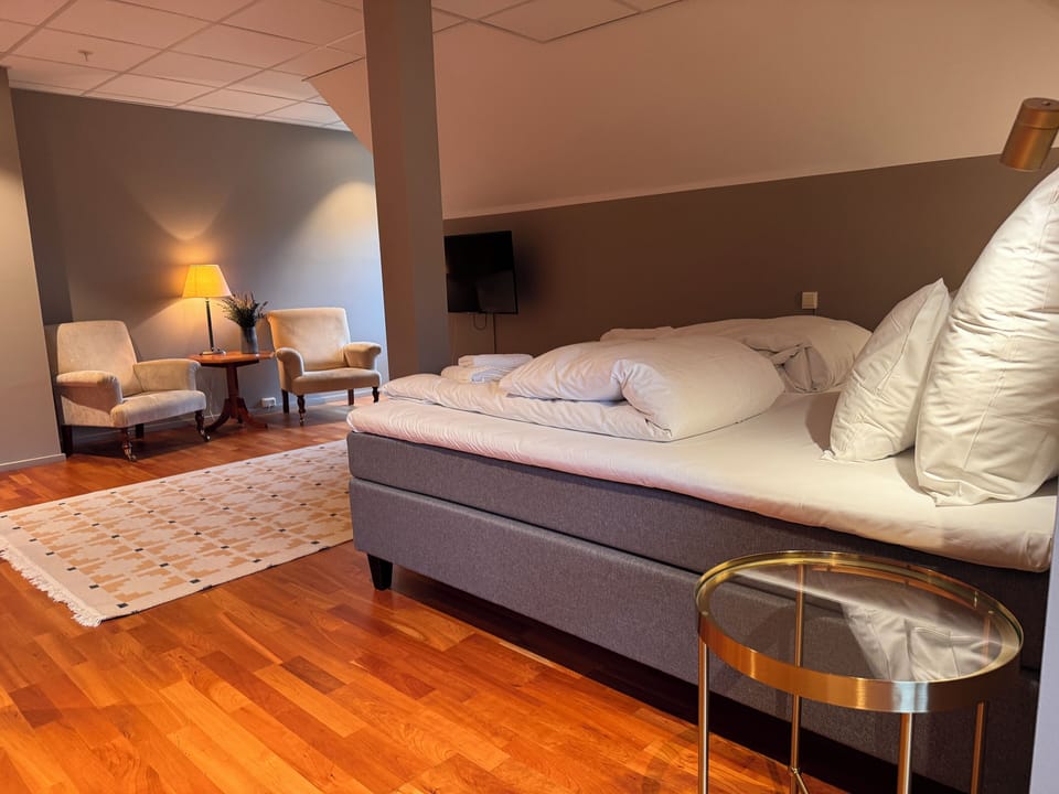 Down comforters, pillowtop beds, free WiFi, bed sheets
