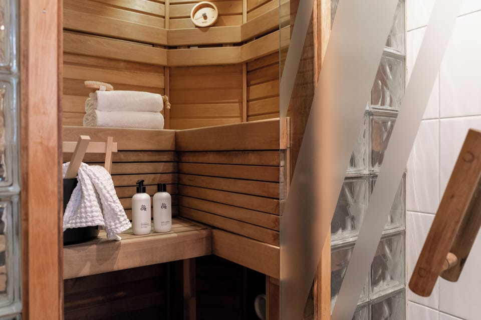 Apartment | Bathroom | Shower, hair dryer, towels, soap