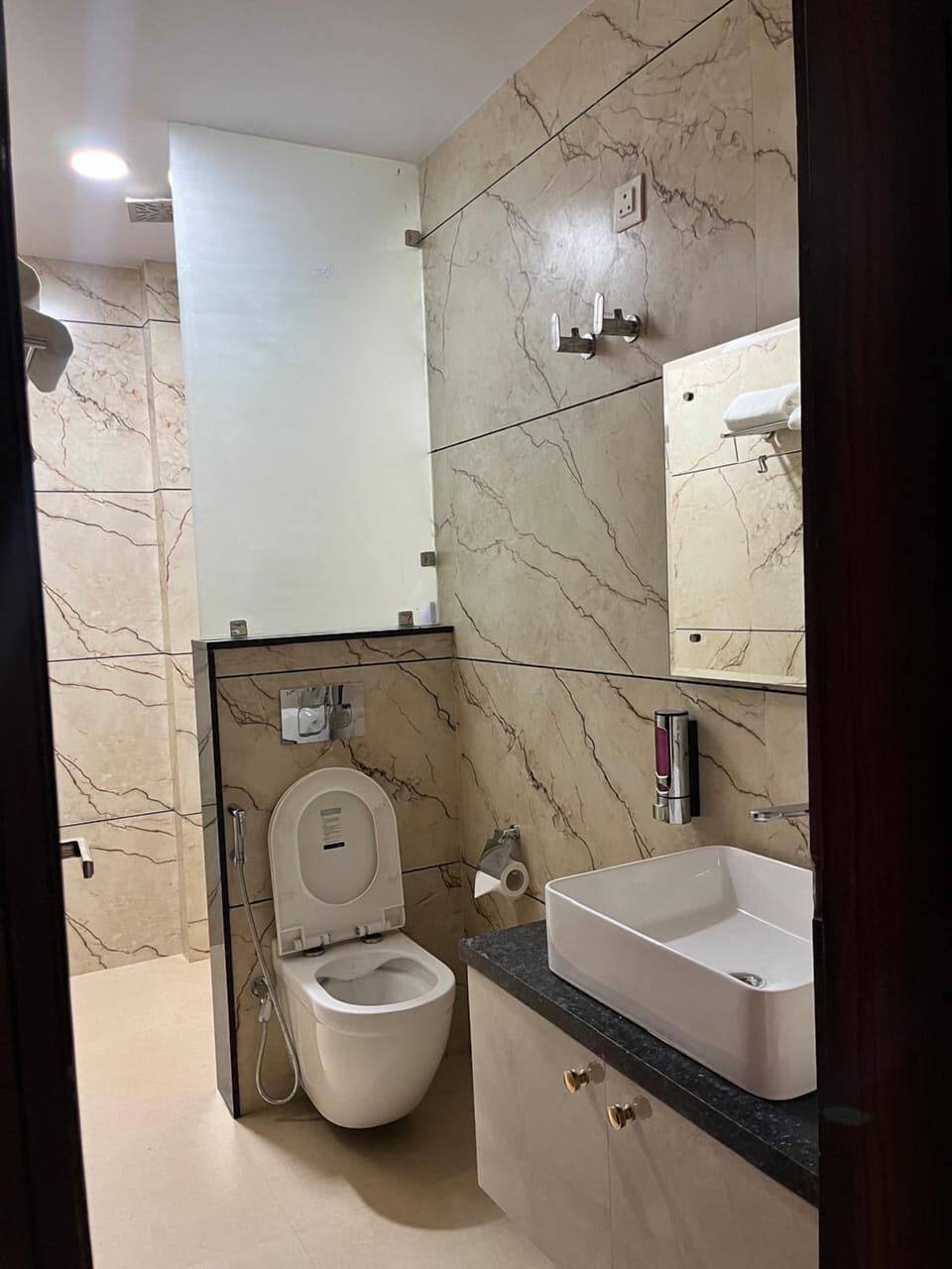 Deluxe Double or Twin Room | Bathroom | Free toiletries, hair dryer (on request), towels, soap