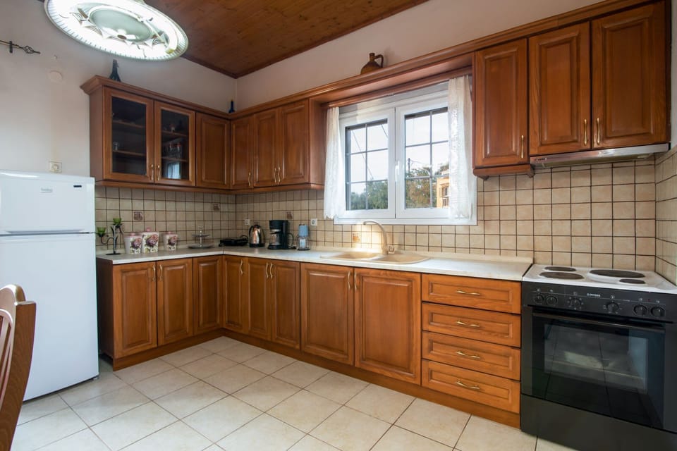 Fully Equipped Kitchen with Wooden Cabinets and Modern Appliances – Convenient for preparing home-cooked meals.