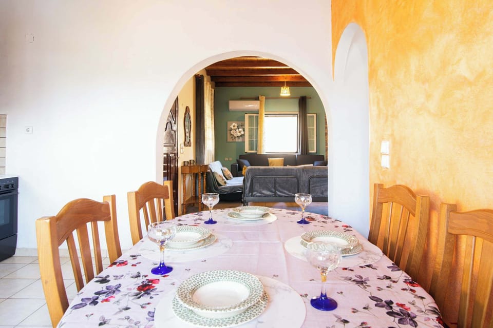 Dining Setup with Traditional Details and Colorful Decor – A cozy atmosphere for shared meals.