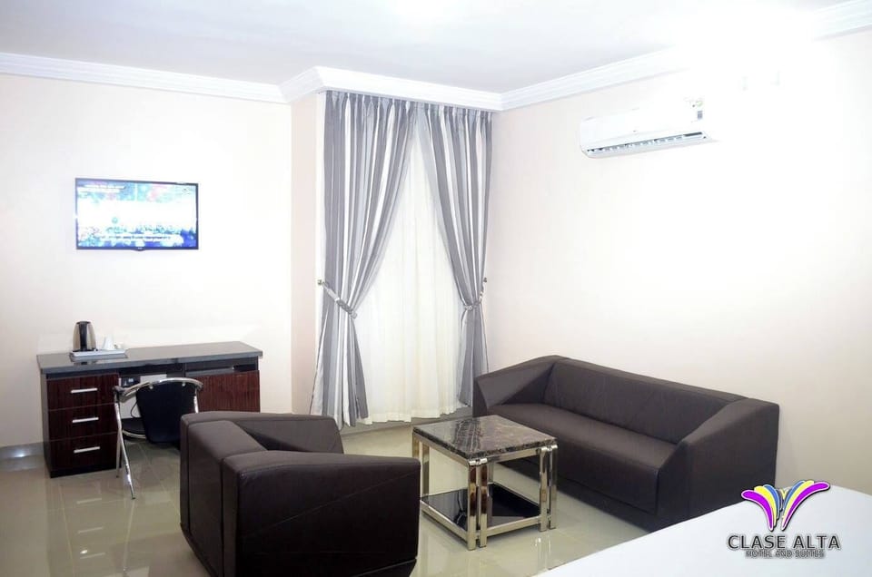 Comfort Room, Balcony, City View | Living area