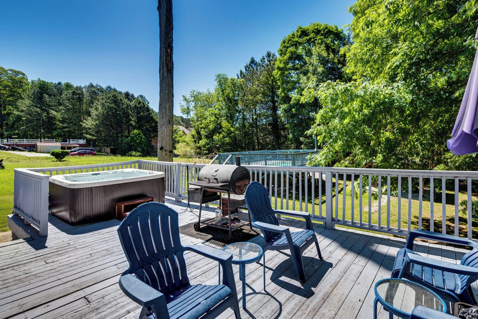 Private Deck | Self Check-In | 15 Mi to Georgia Aquarium
