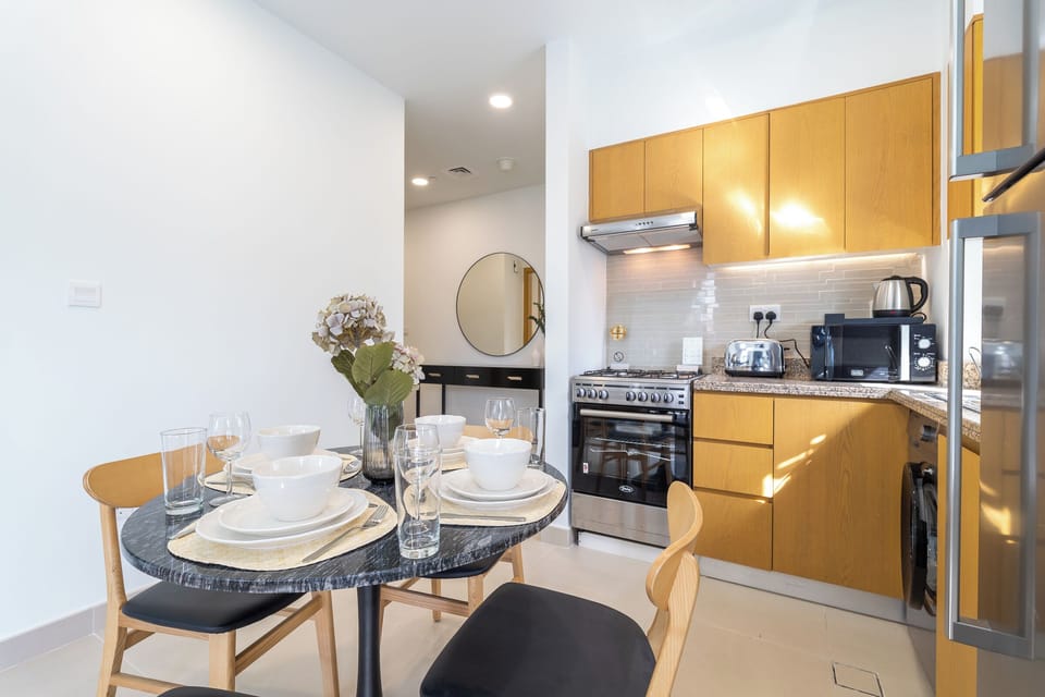 Deluxe Apartment, City View | Private kitchen | Fridge, microwave, oven, stovetop