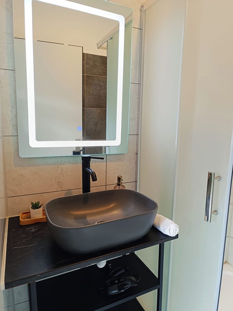 Apartment, 1 Bedroom | Bathroom | Shower, hair dryer, towels, shampoo