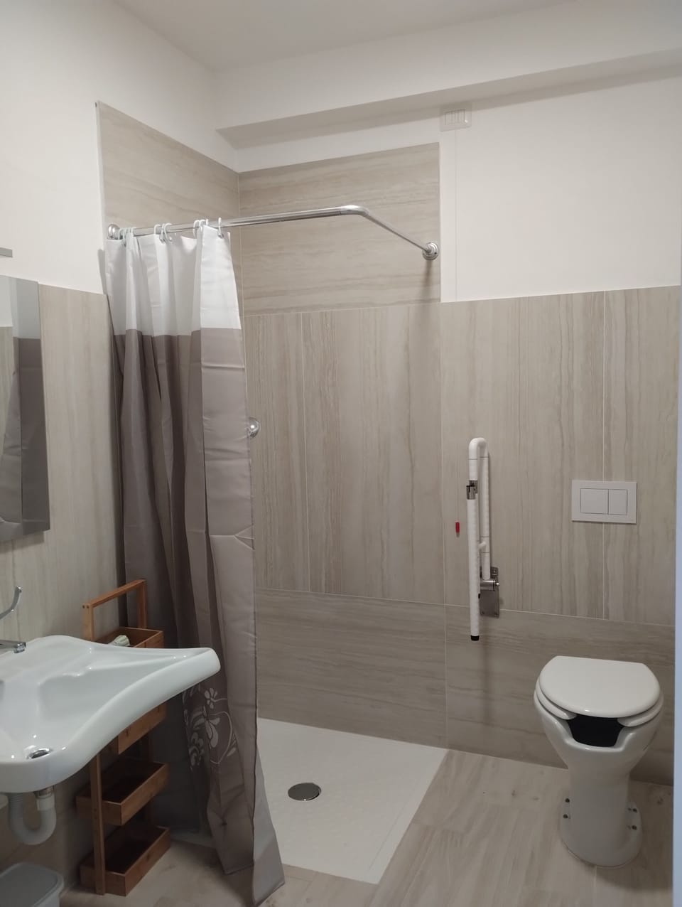 Comfort Double Room | Bathroom | Shower, hair dryer, bidet, towels