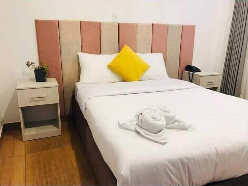 Basic Room | Down comforters, free WiFi