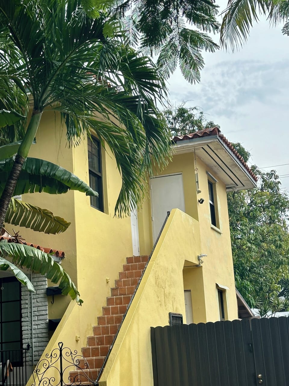 Upper unit entrance