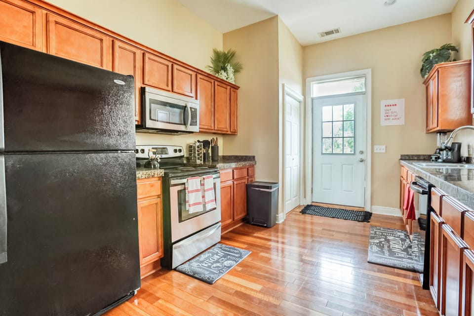 Modern and fully-equipped kitchen featuring modern appliances 
