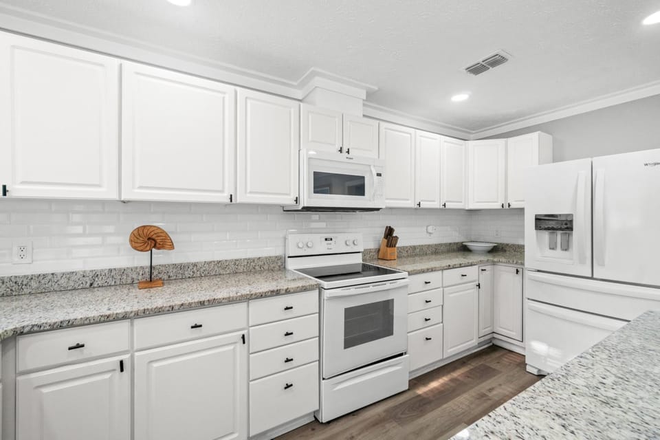 House, Pool View | Private kitchen | Full-size fridge, microwave, oven, stovetop