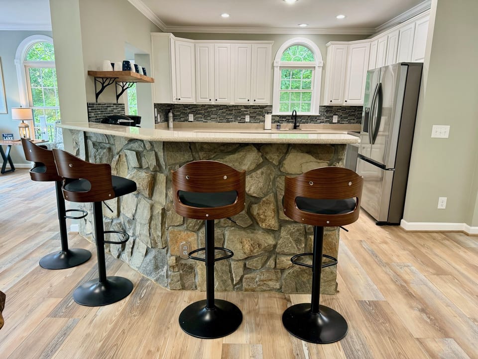 Breakfast Bar with Seating for 4