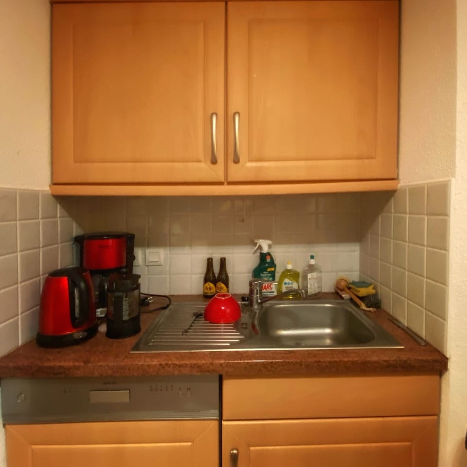Kitchen - Dishwasher, Toaster, Kettle, Coffee Maker 