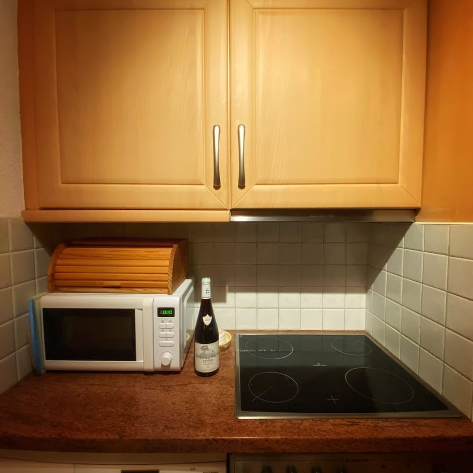 Kitchen - Microwave and Hob