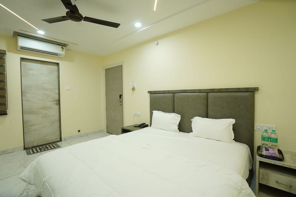 Classic Room, City View | Desk, laptop workspace, iron/ironing board (on request), WiFi (free)