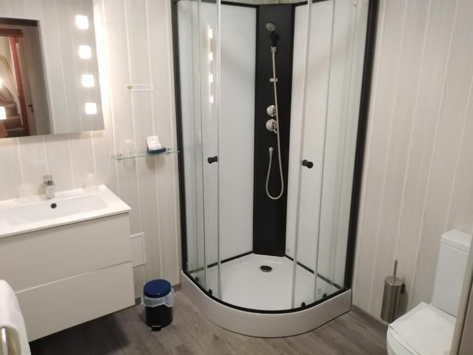 Classic Triple Room | Bathroom