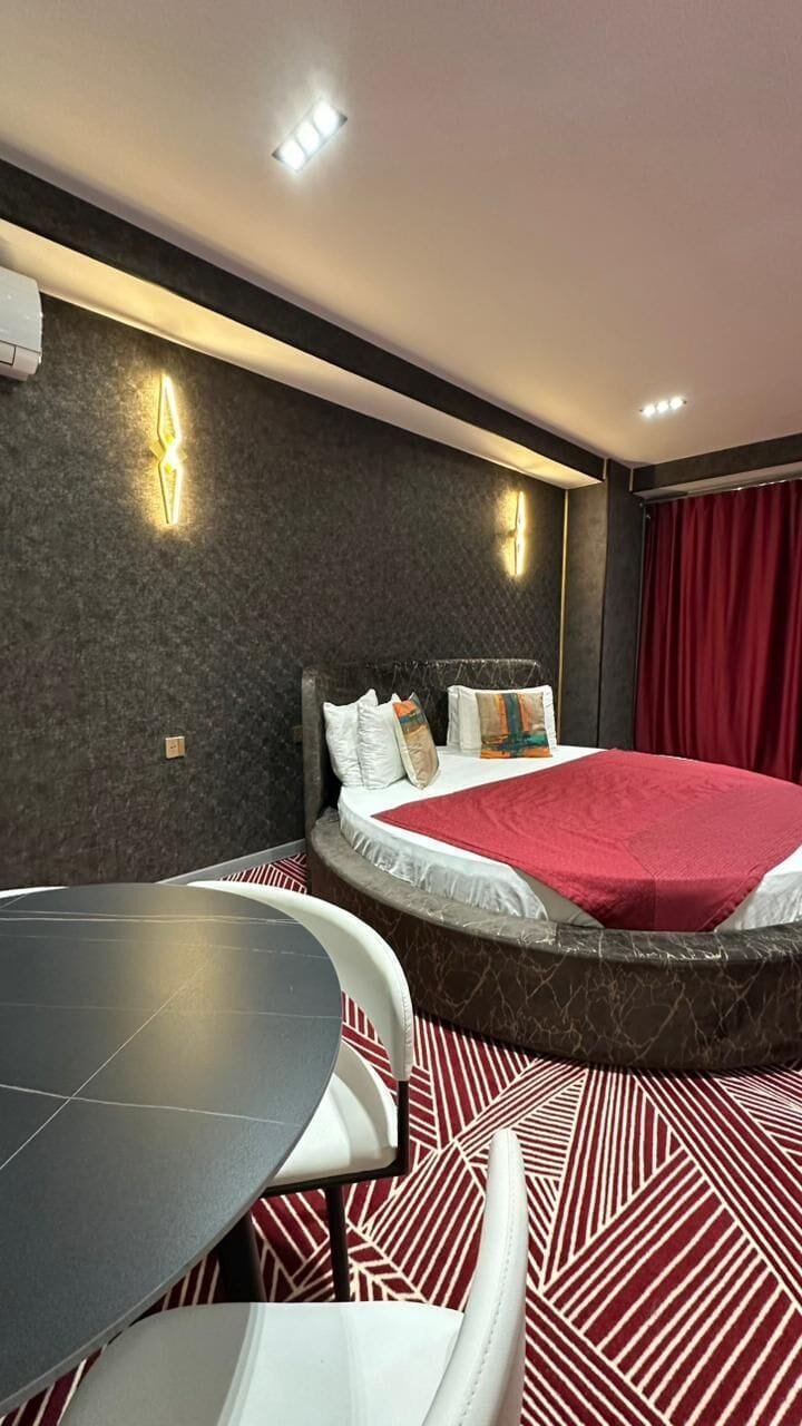 Family Suite | In-room safe, laptop workspace, blackout drapes, soundproofing