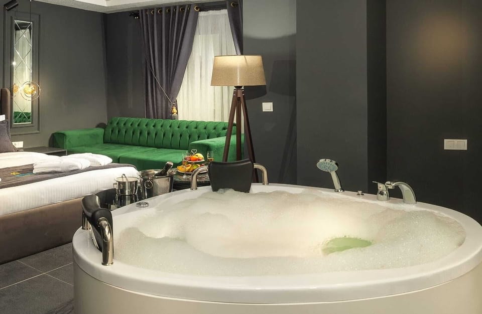 Deluxe Double Room, Jetted Tub | Soundproofing, free WiFi