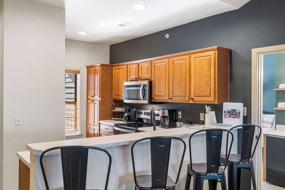 Kitchen/Additional seating at bar.