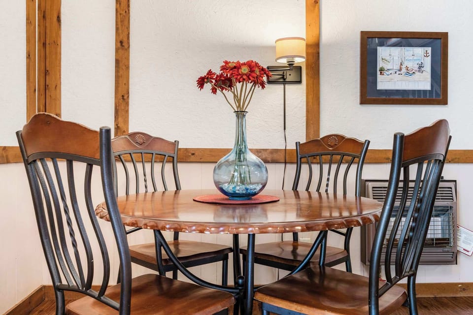 Unit 116 - Dining table with seating for 4