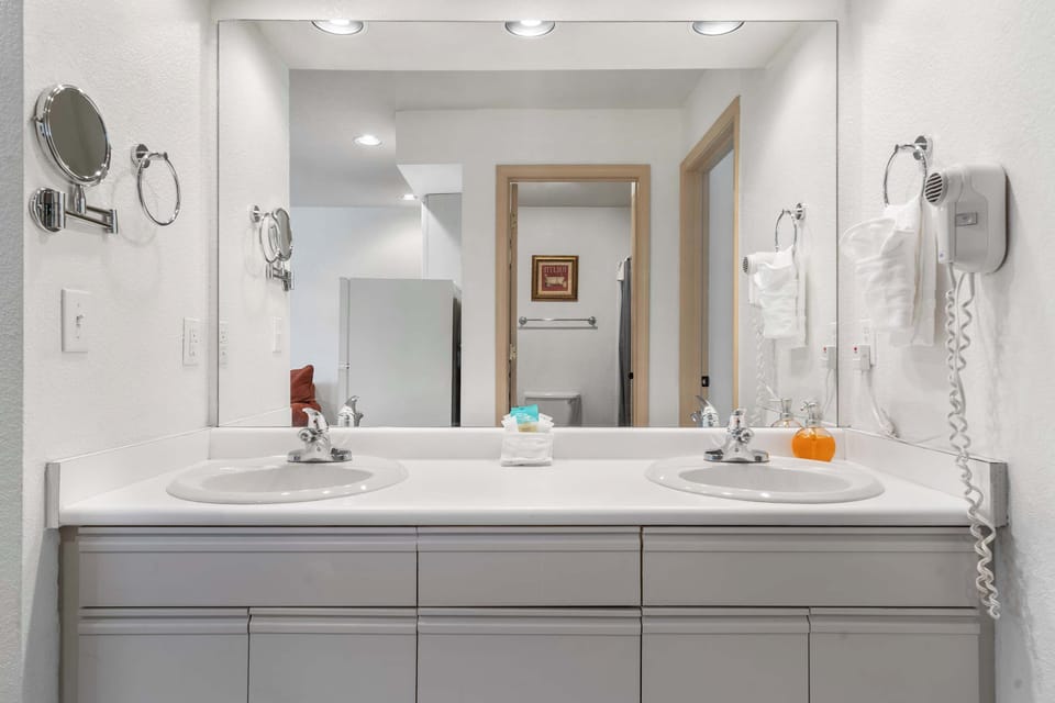 Bathroom 1 shared en-suite with walk-in shower