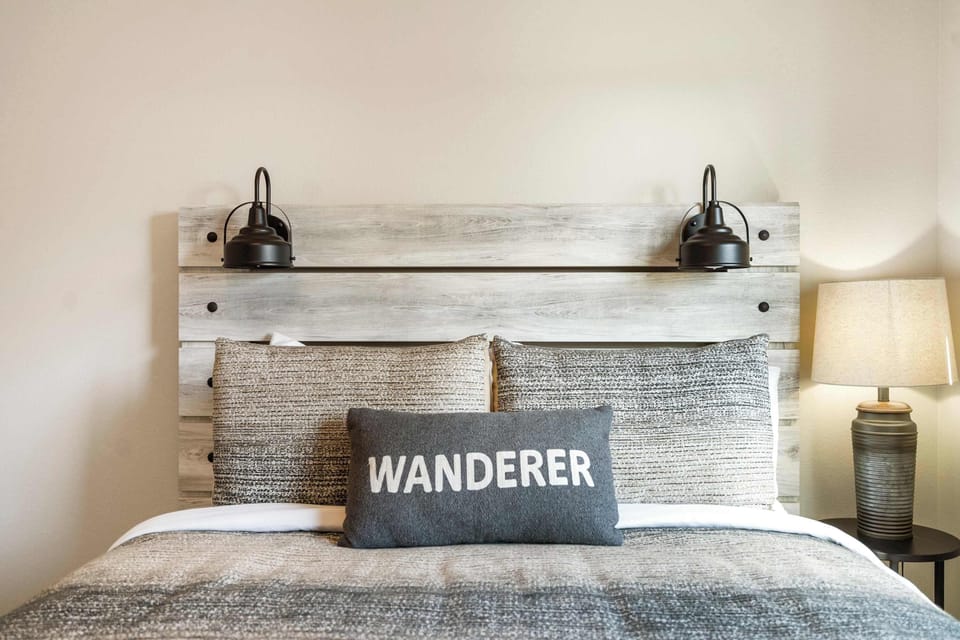 Bedroom 2 with Queen bed and Smart TV (1st floor)