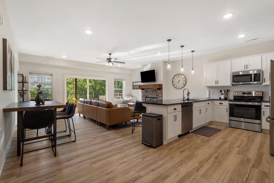 Enjoy the sunlight-filled open spaces of this tranquil Branson condo