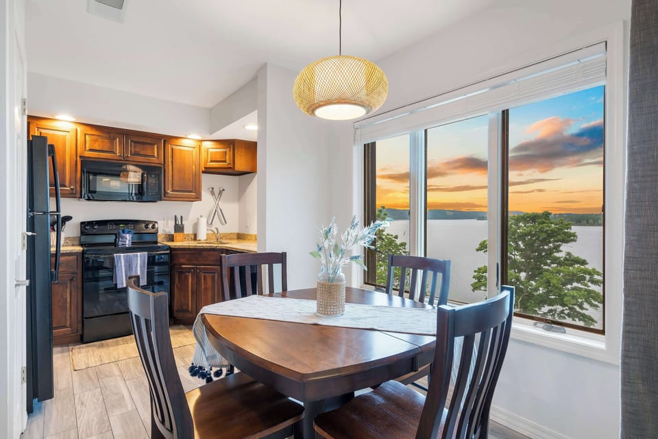 Dining table with seating for 4 and fully equipped kitchen