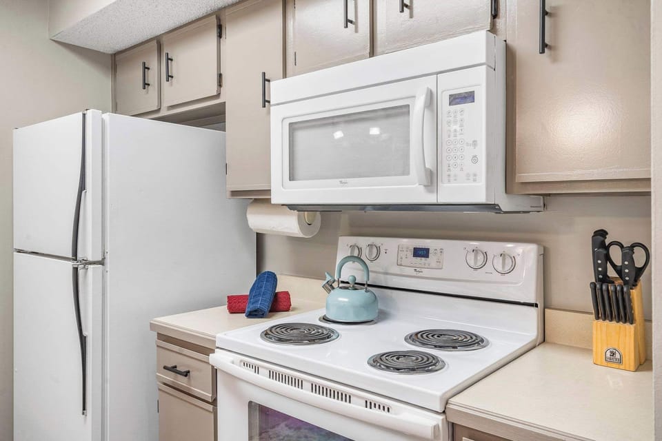 Fully furnished and equipped kitchen