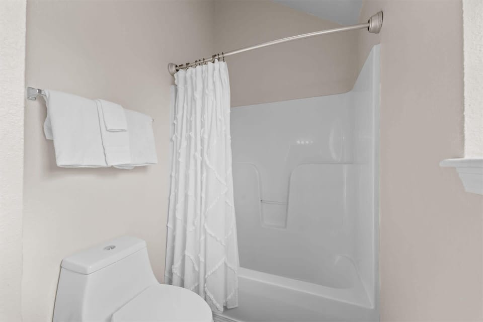 Ensuite bathroom 1 with shower/tub combo