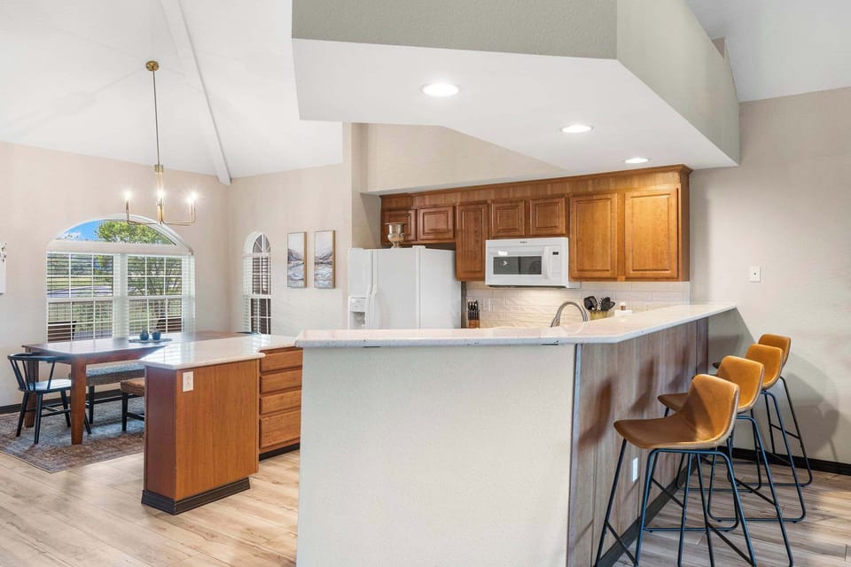 Additional counter seating for 4