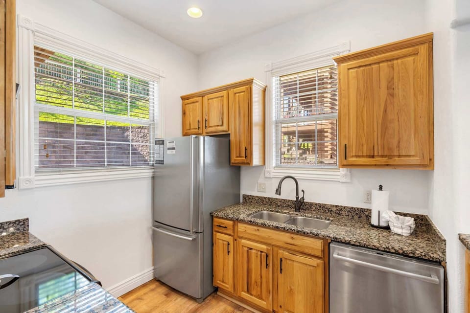 Kitchen has all your basics