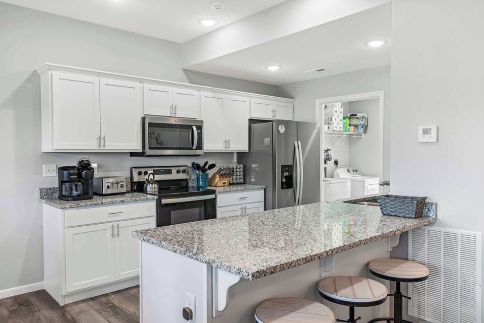 Kitchen bar counter with seating for 4