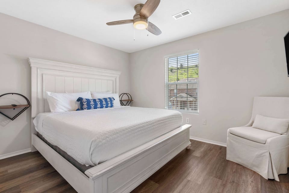 Bedroom 3 with King bed, and Smart TV (unit #6)