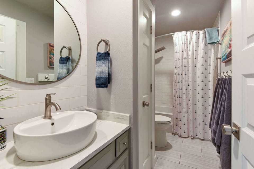 bathroom #2 Shower/Tub Combo En-Suite to Bedroom #2