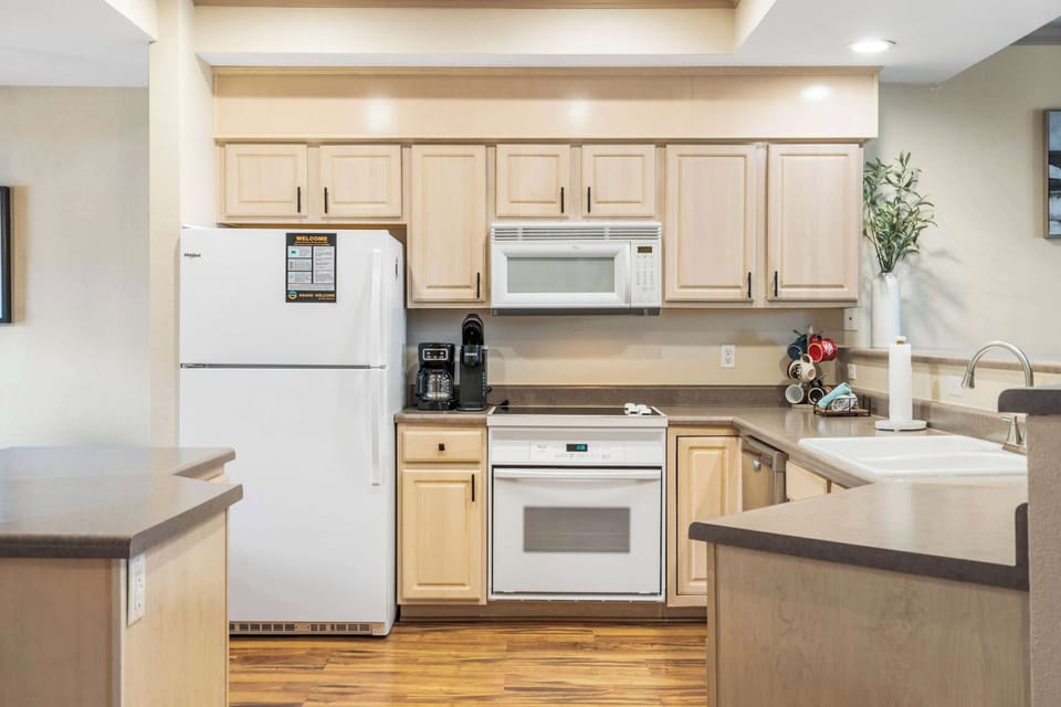 The open kitchen offers ample space & is well-equipped for your visit