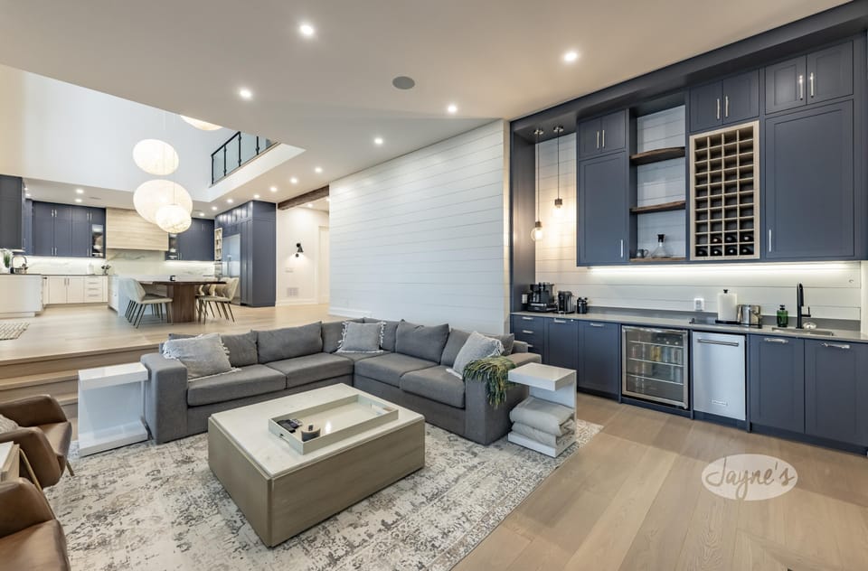 Living Area &amp; Bar