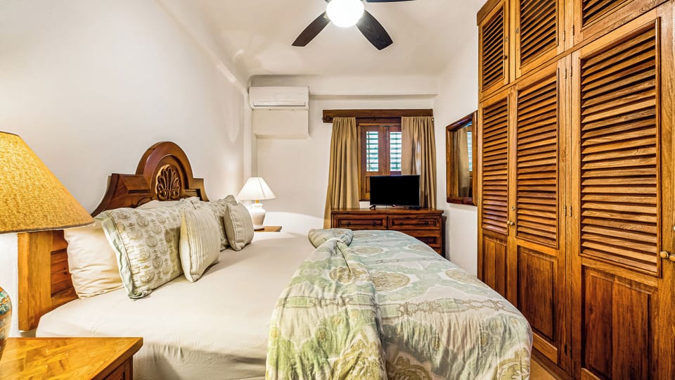Main Bedroom with AC, King Size Bed